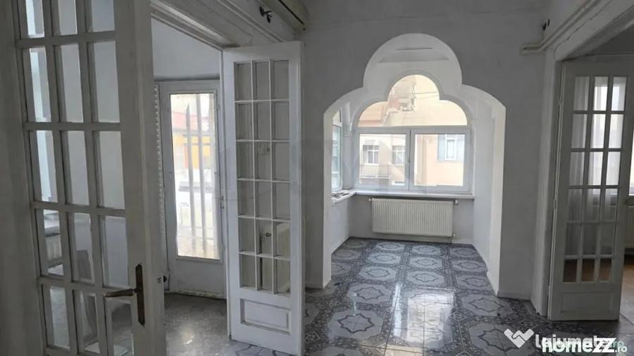 Casă cu 11 camere cu Teren 341 Mp în Dudești