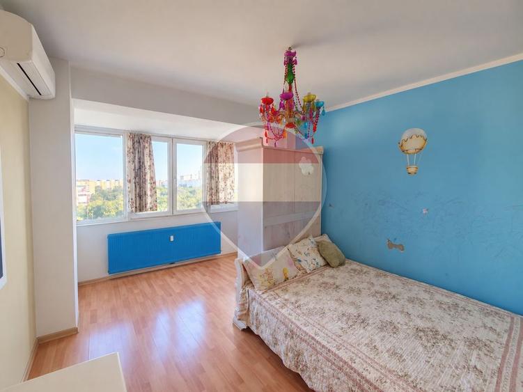 Apartament cu 3 camere semidecomandat în Periferie