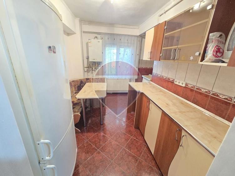 Apartament cu 3 camere decomandat, mobilat în Central
