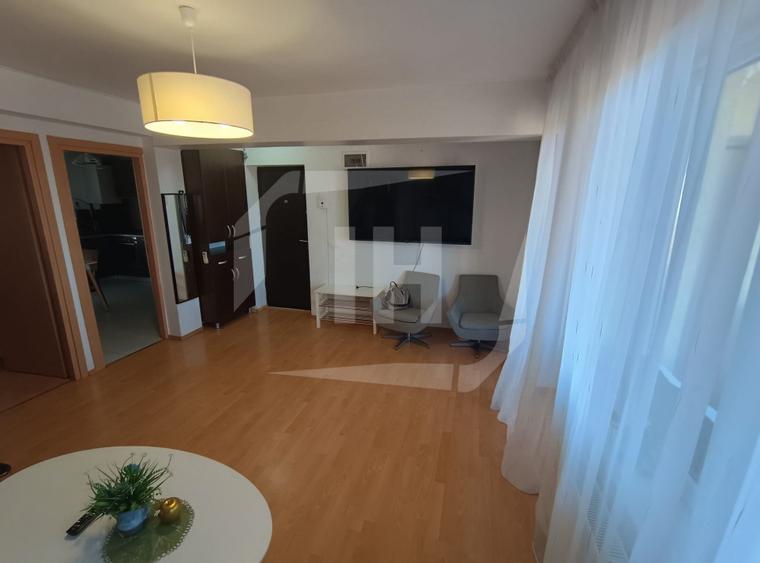 Apartament cu 4 camere semidecomandat, mobilat în Europa