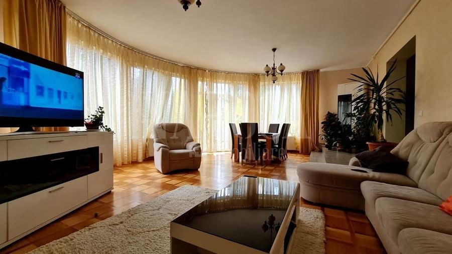 Casă individuală cu 9 camere cu Canalizare în Zorilor