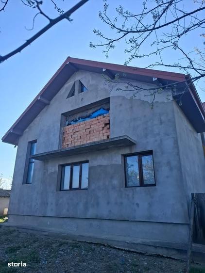 Casă cu 4 camere cu Teren 1118 Mp în Central