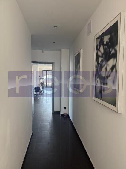 Penthouse cu 4 camere decomandat, mobilat în Central