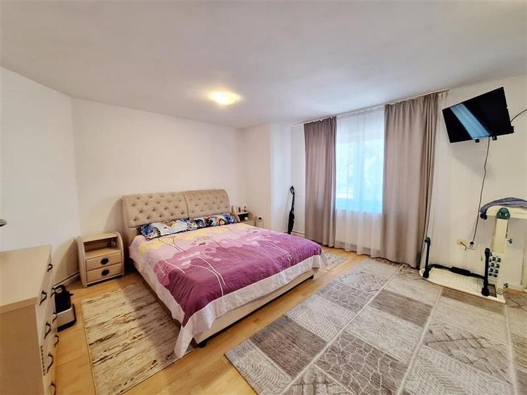 Casă cu 5 camere cu Garaj în CFR