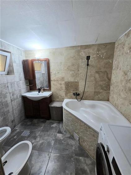 Casă cu 5 camere cu Canalizare în Central