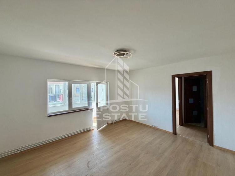 Apartament cu 2 camere semidecomandat în Soarelui