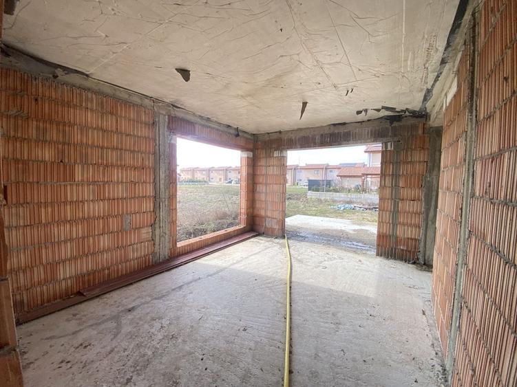 Casă individuală cu 5 camere cu Canalizare în Săcălaz