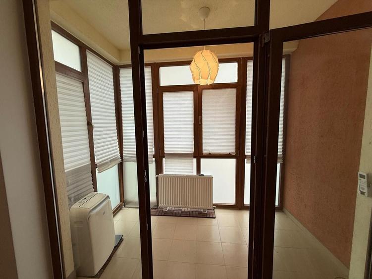 Apartament cu 3 camere semidecomandat, mobilat în Lujerului