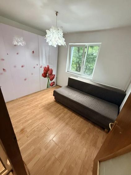 Apartament cu 3 camere semidecomandat în Rahova