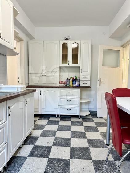 Apartament cu 3 camere decomandat, mobilat în Central