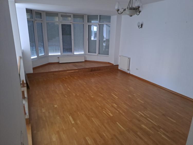 Casă individuală cu 8 camere cu Canalizare în Băneasa
