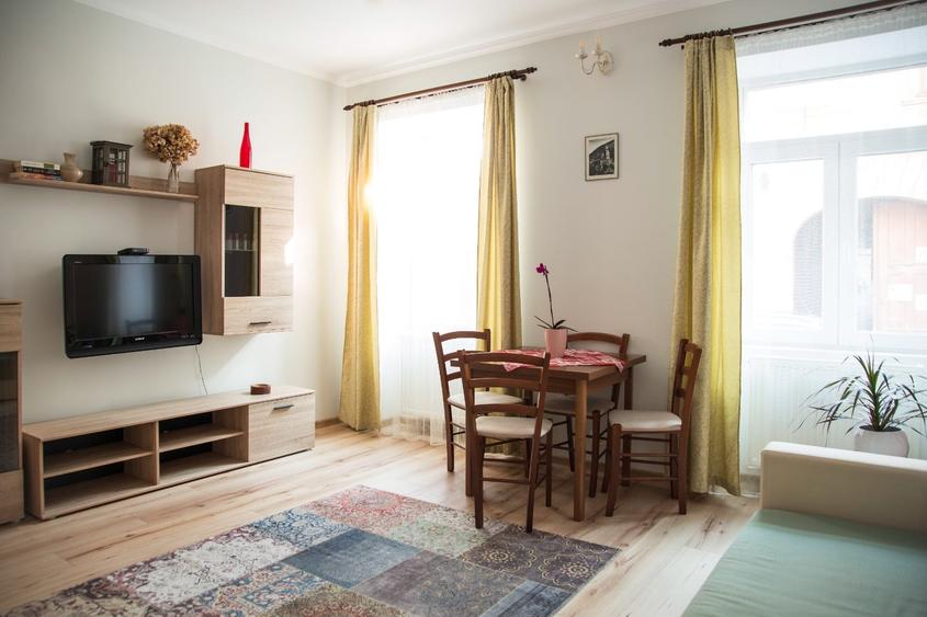 Apartament cu 2 camere decomandat în Centrul Istoric
