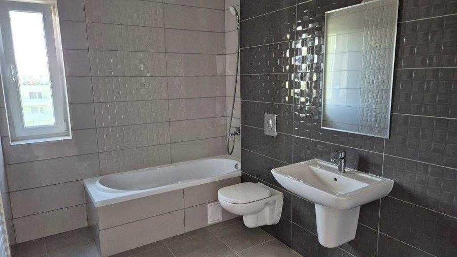 Apartament cu 3 camere decomandat în Tractorul