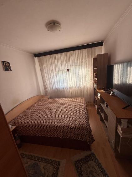 Apartament cu 4 camere decomandat în Craiovița Nouă