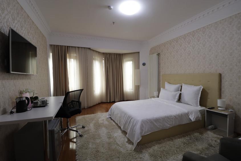 Casă individuală cu 10 camere cu Canalizare în Furnica
