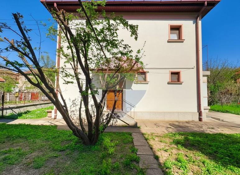 Casă cu 5 camere cu Teren 695 Mp în Tipografilor