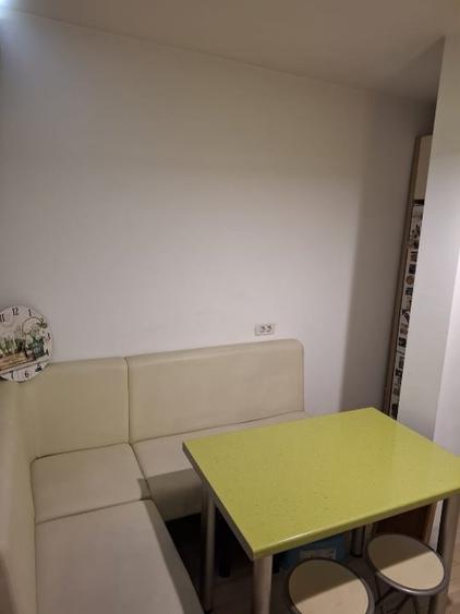 Apartament cu 4 camere decomandat, mobilat în Confecții