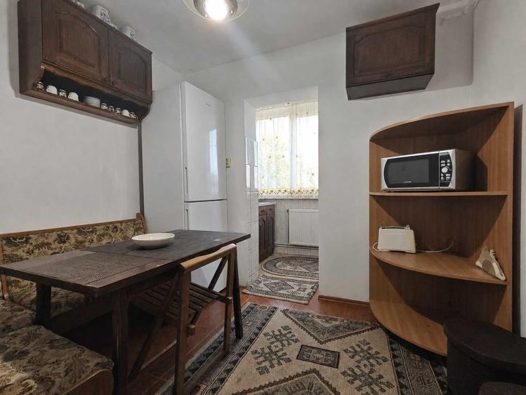 Apartament cu 3 camere decomandat în Girocului