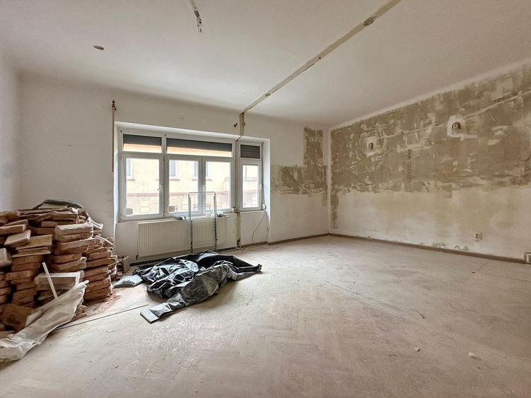 Apartament cu 4 camere semidecomandat în Centrul Istoric