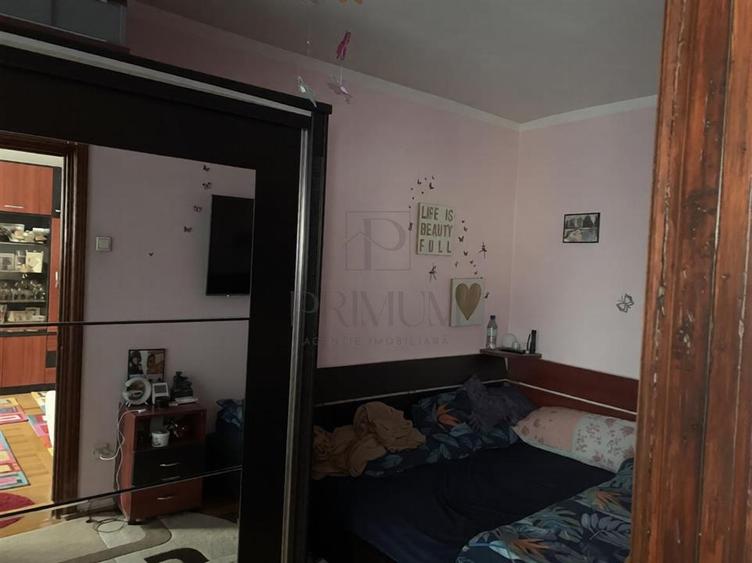 Apartament cu 3 camere semidecomandat, mobilat în Dâmbovița