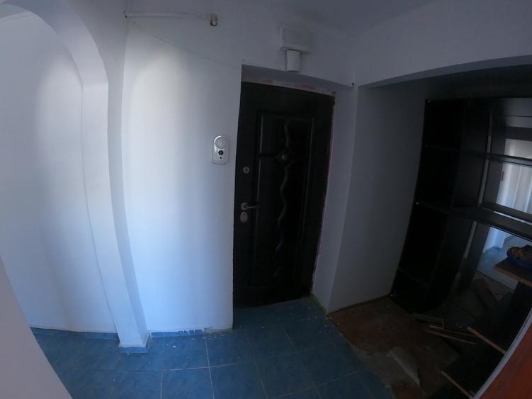 Apartament cu 3 camere semidecomandat în Tineretului