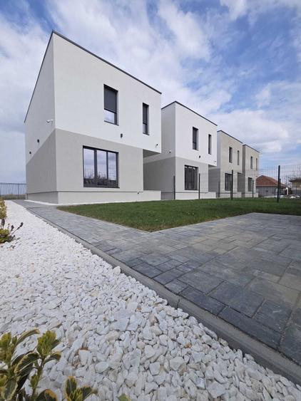 Casă cu 4 camere cu Teren 250 Mp în Covaci