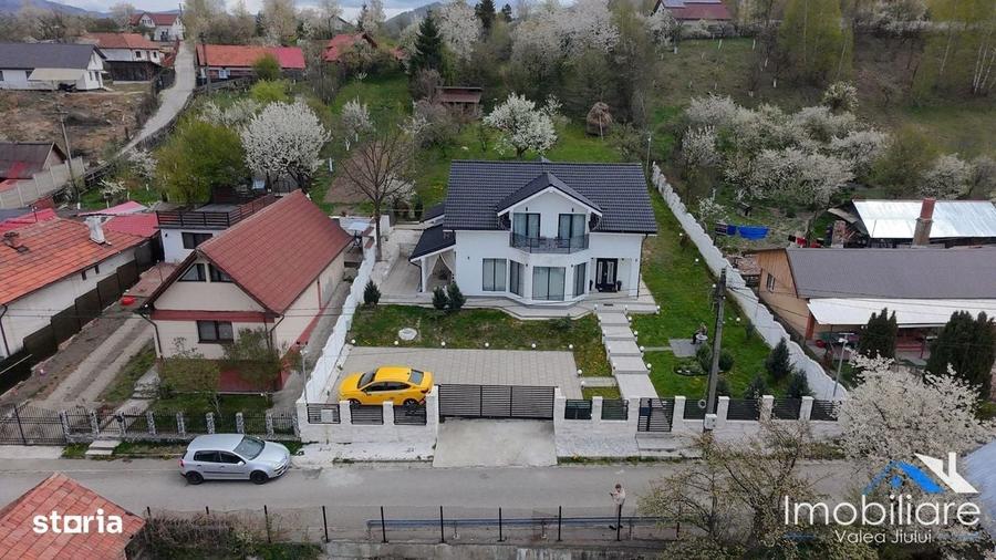 Casă cu 4 camere cu Teren 1200 Mp în Central