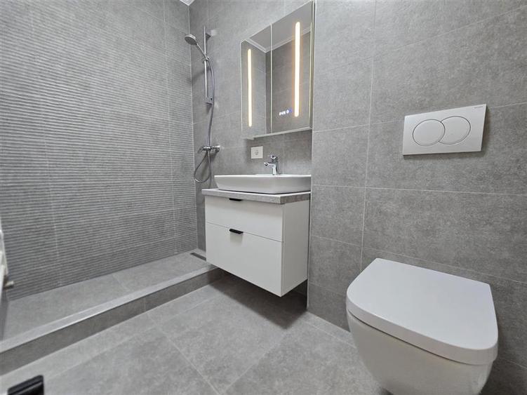 Apartament cu 2 camere decomandat, mobilat în Tractorul