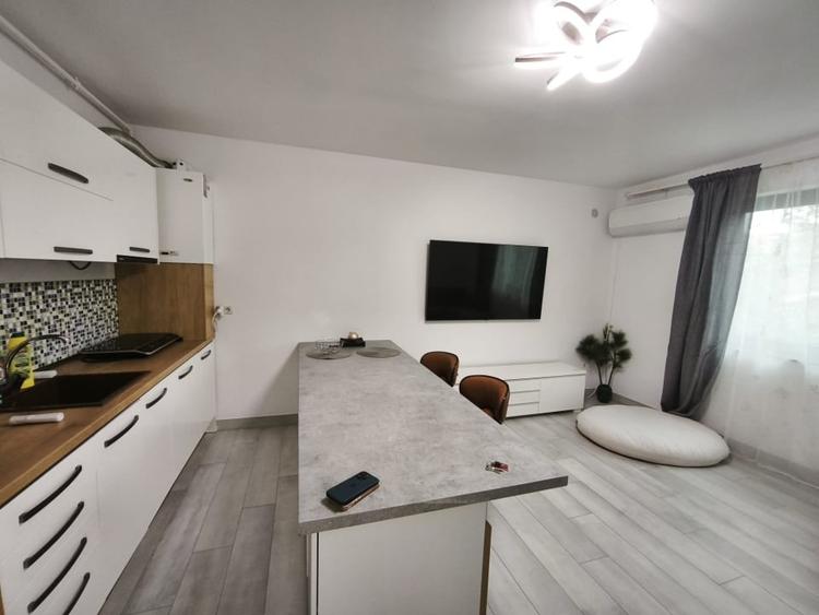 Apartament cu 3 camere decomandat, mobilat în Central