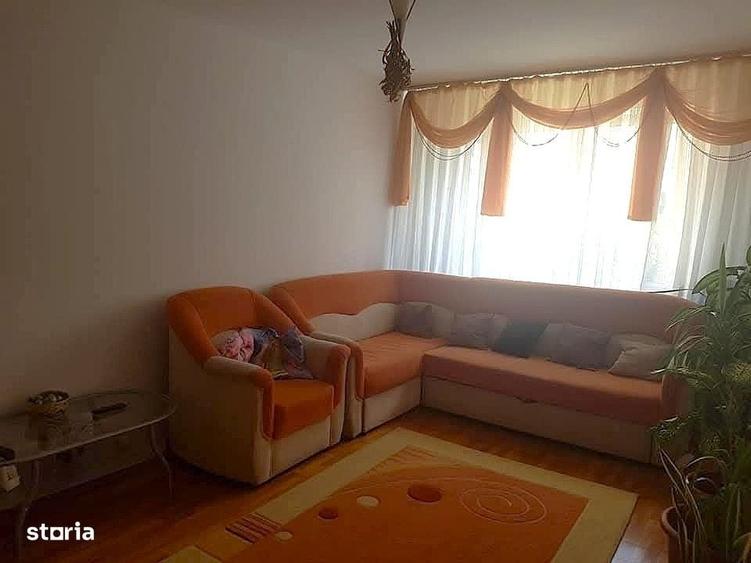 Apartament cu 3 camere decomandat în Teiul Doamnei