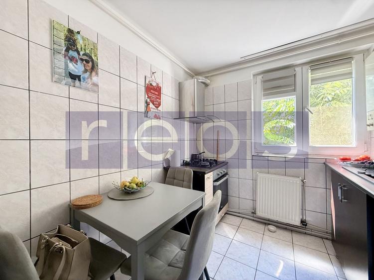 Apartament cu 3 camere semidecomandat, mobilat în Vitan