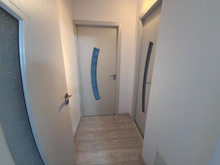 Apartament cu 3 camere semidecomandat, mobilat în Mărășești
