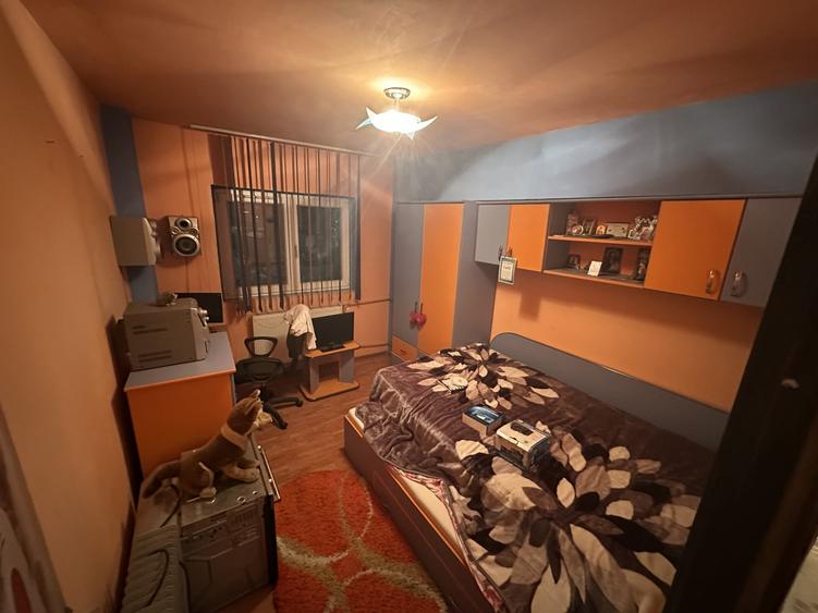 Apartament cu 4 camere semidecomandat, mobilat în Berceni