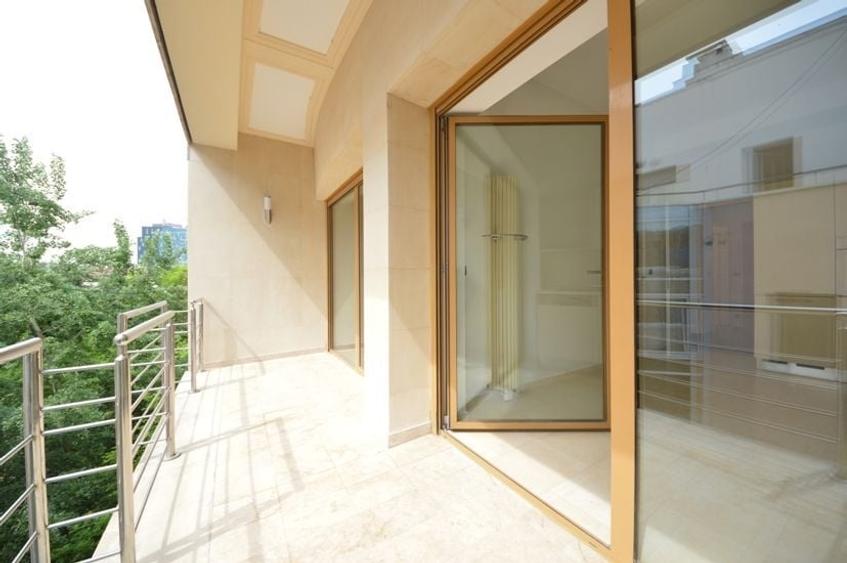 Apartament cu 5 camere decomandat în Primăverii