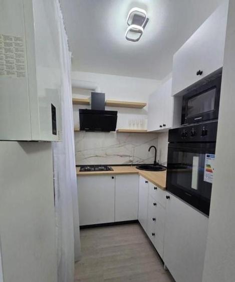 Apartament cu 3 camere semidecomandat, mobilat în Sat Vacanță