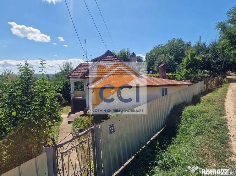 Casă cu 5 camere cu Teren 10426 Mp în Est