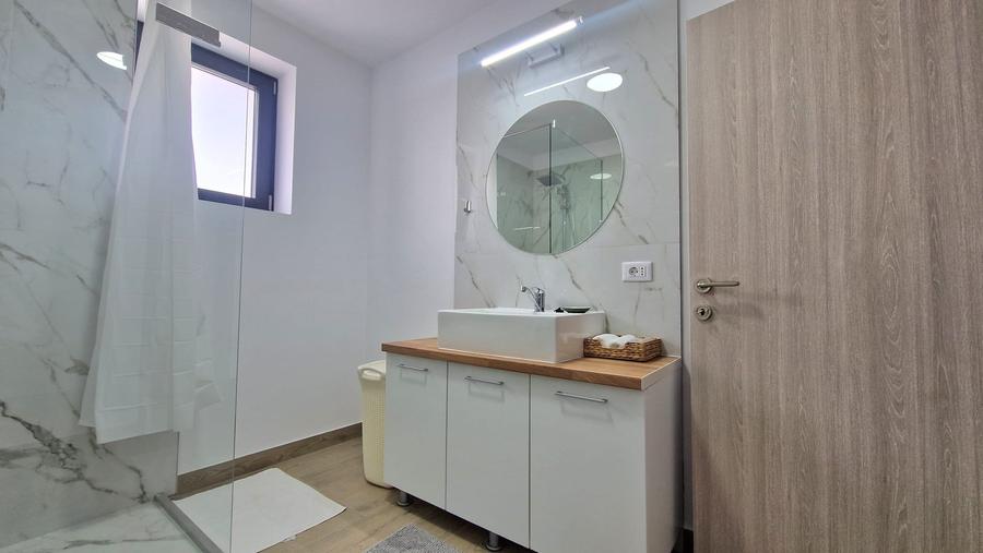 Apartament cu 2 camere decomandat, mobilat în 1 Decembrie