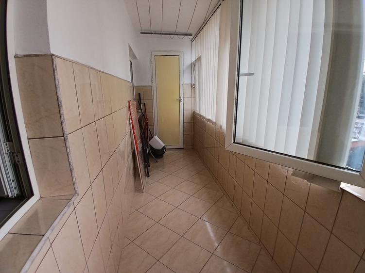 Apartament cu 3 camere decomandat, mobilat în Nicolina