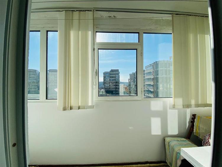 Apartament cu 3 camere semidecomandat, mobilat în Central