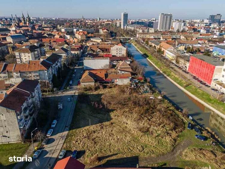 Teren de 1996 mp, în Fabric