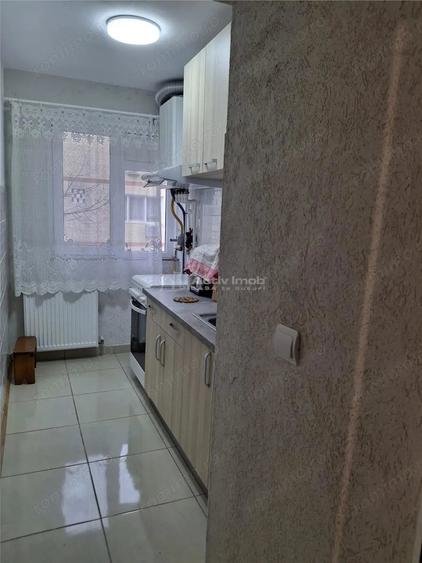 Apartament cu 3 camere semidecomandat în Micro III