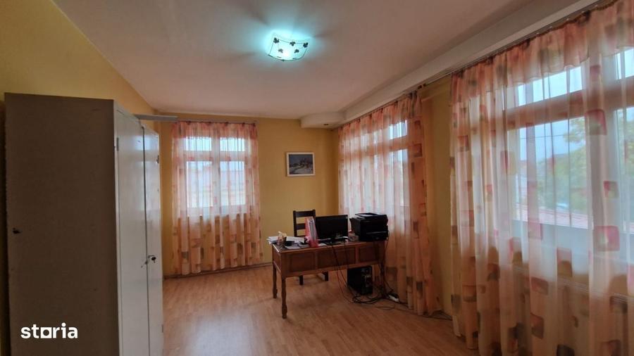 Spațiu comercial, de 800 mp, în Rovine