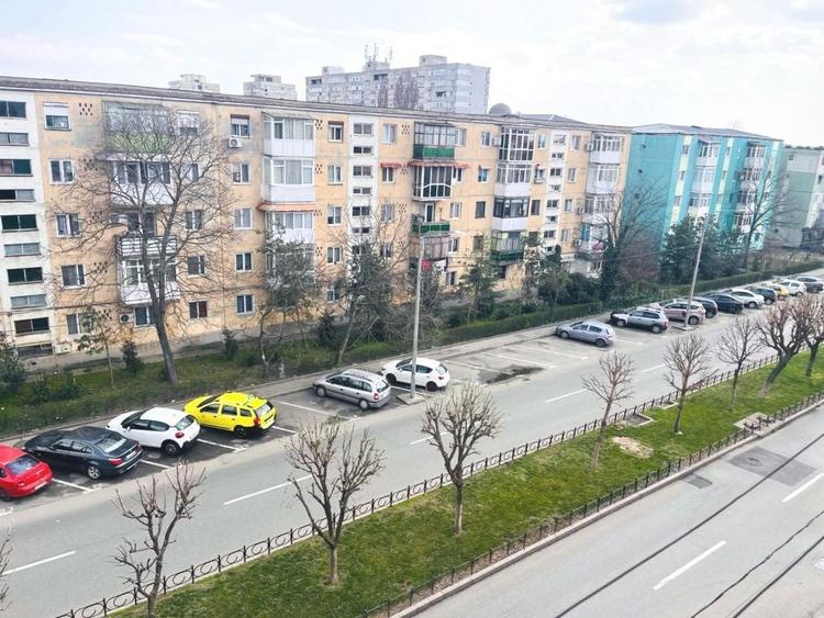 Apartament cu 4 camere decomandat, mobilat în Craiovița Nouă