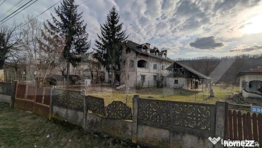 Casă cu 7 camere cu Teren 1656 Mp în Central