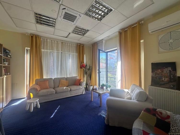 Casă individuală cu 12 camere cu Canalizare în Capitale