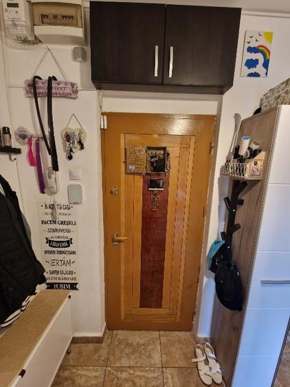 Apartament cu 4 camere semidecomandat, mobilat în Berceni