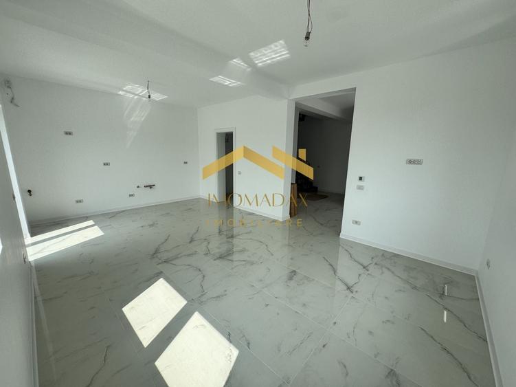 Duplex cu 4 camere cu Canalizare în Utvin