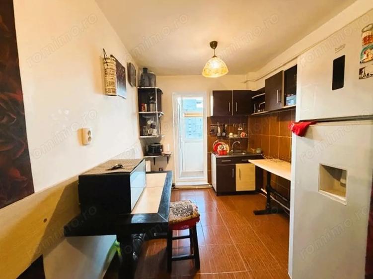 Apartament cu 3 camere semidecomandat în Central
