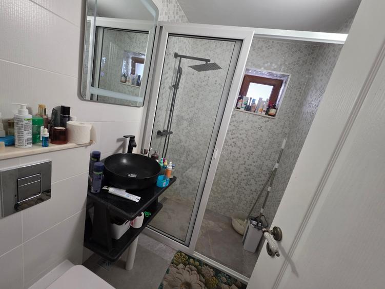 Casă cu 8 camere cu Canalizare în 22 Decembrie