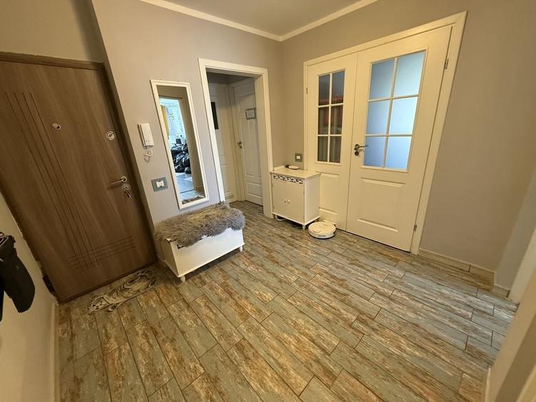 Apartament cu 4 camere semidecomandat în Fizicienilor